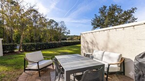 Outdoor dining - Beautiful townhouse 11 miles from Disney with 4 bedrooms and 4 bathrooms. At Champions Gate (Davenport)