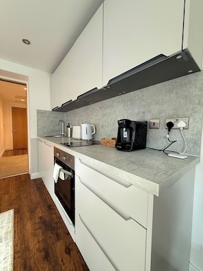 Coffee/tea maker, oven, stovetop, electric kettle - Chic 1-Bed Flat in Sheffield City Centre (Sheffield)