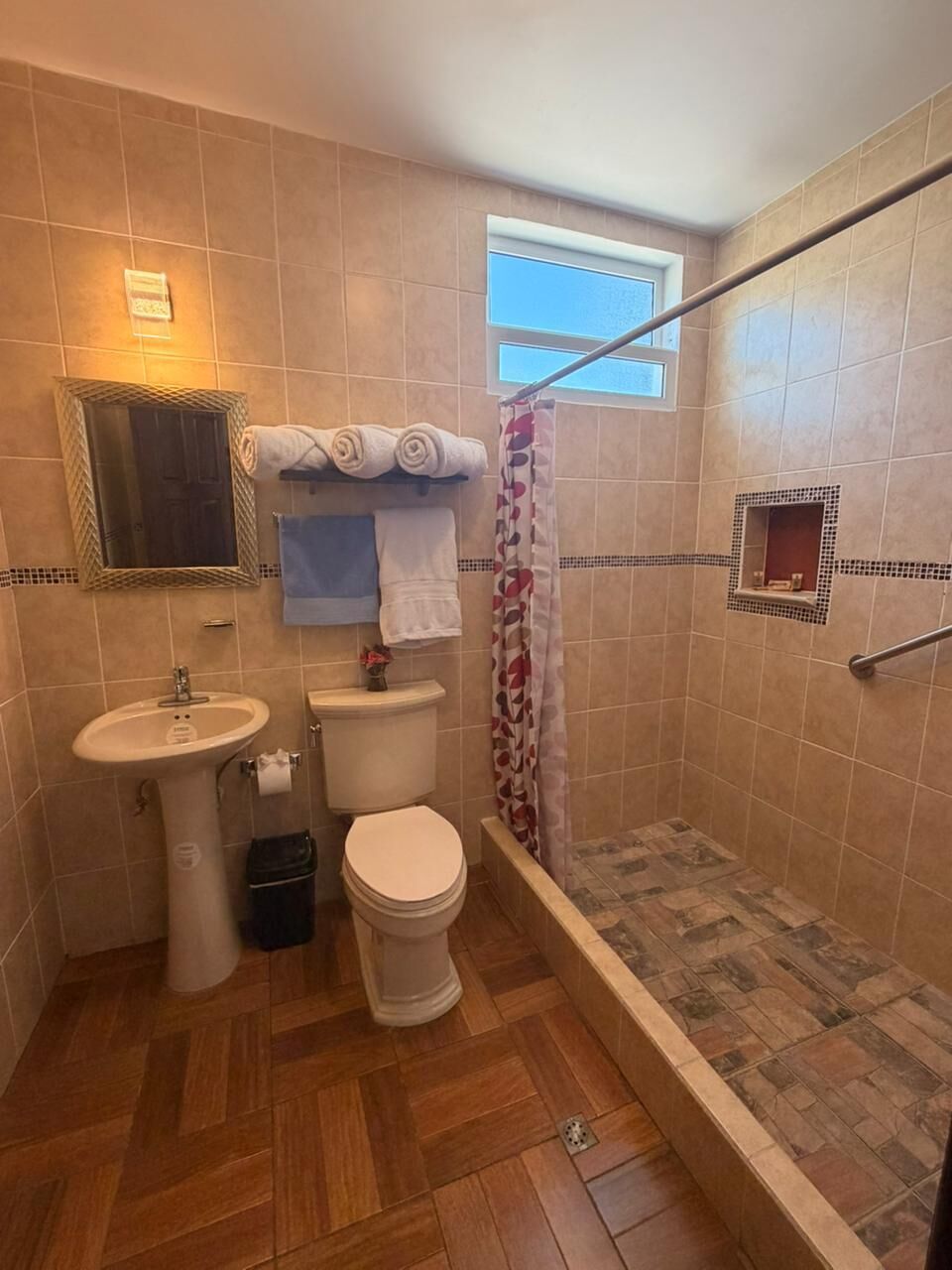 Un baño con lavabo, inodoro y zona de ducha.