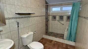 Apartemen Comfort | Kamar mandi | Handuk, sabun, sampo, dan tisu toilet