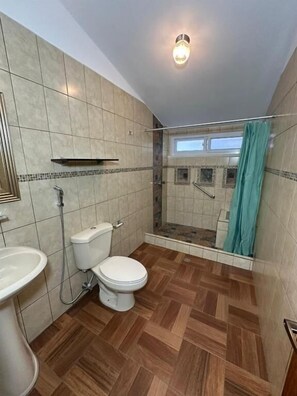 Căn hộ tiện nghi đơn giản | Phòng tắm | Khăn tắm, xà phòng, dầu gội, giấy vệ sinh 