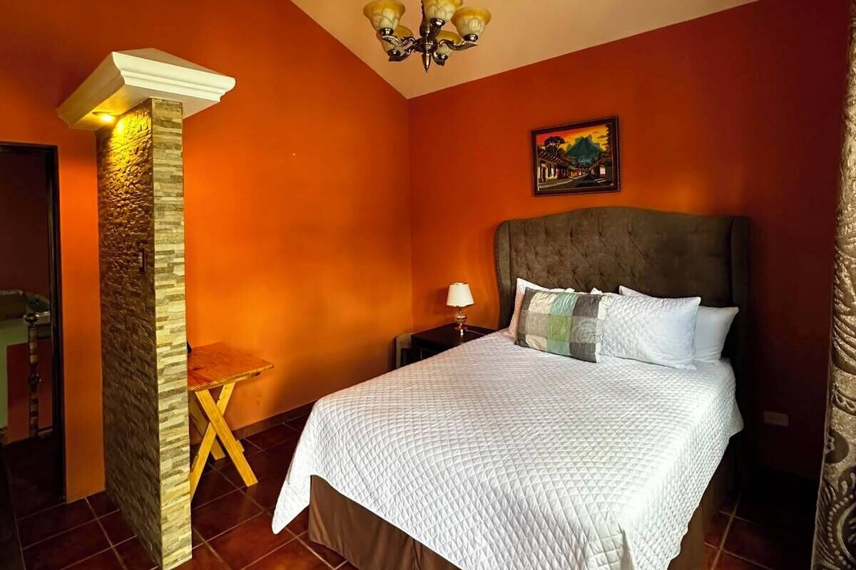 Escritorio, wifi gratis y ropa de cama 