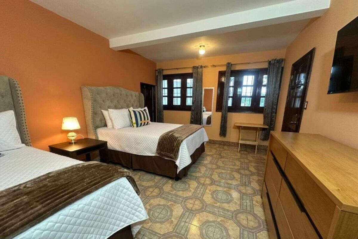 Escritorio, wifi gratis y ropa de cama 