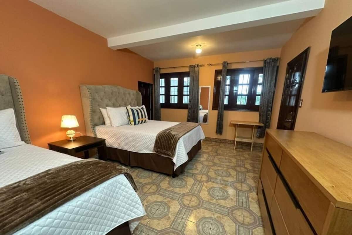 Suite Deluxe, vista al jardín | Escritorio y wifi gratis