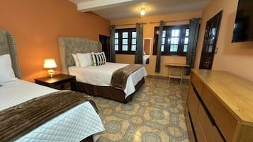 Suite Deluks, pemandangan kebun | Meja kerja dan Wi-Fi gratis