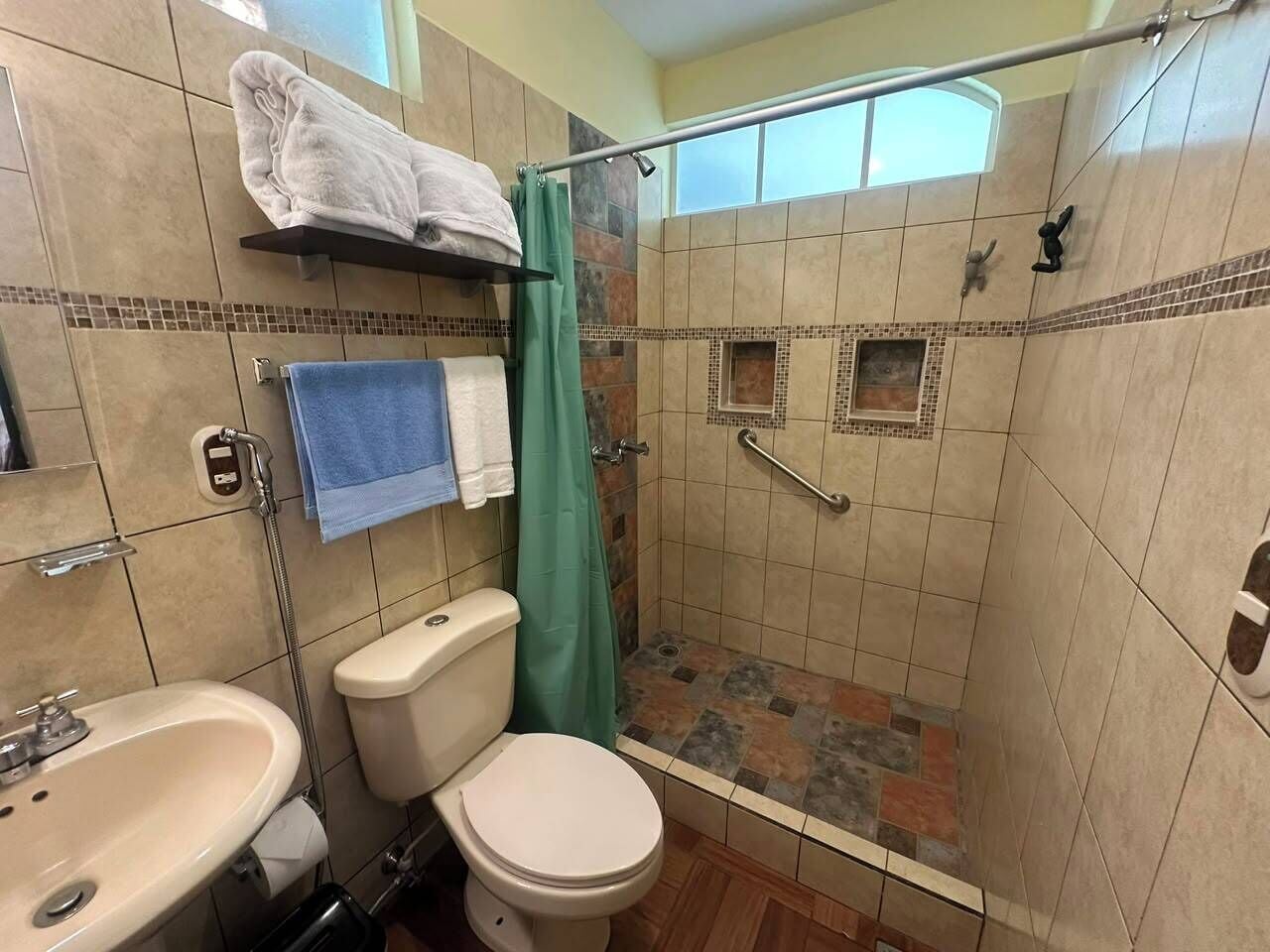 Appartement Familial | Salle de bain | Savon, shampoing, papier toilette