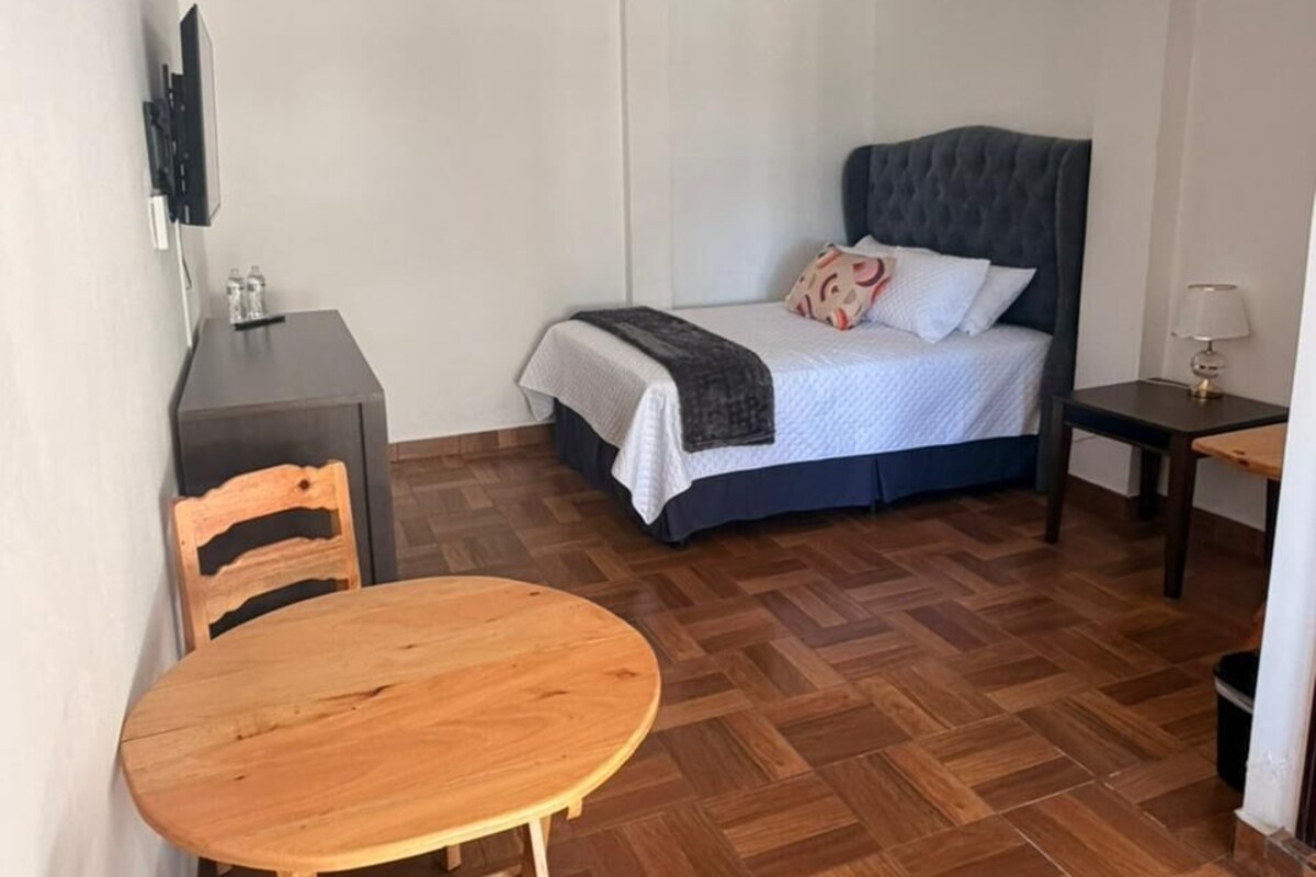 Escritorio, wifi gratis y ropa de cama 