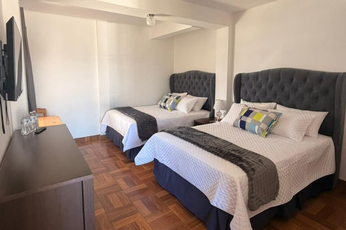 Escritorio, wifi gratis y ropa de cama 