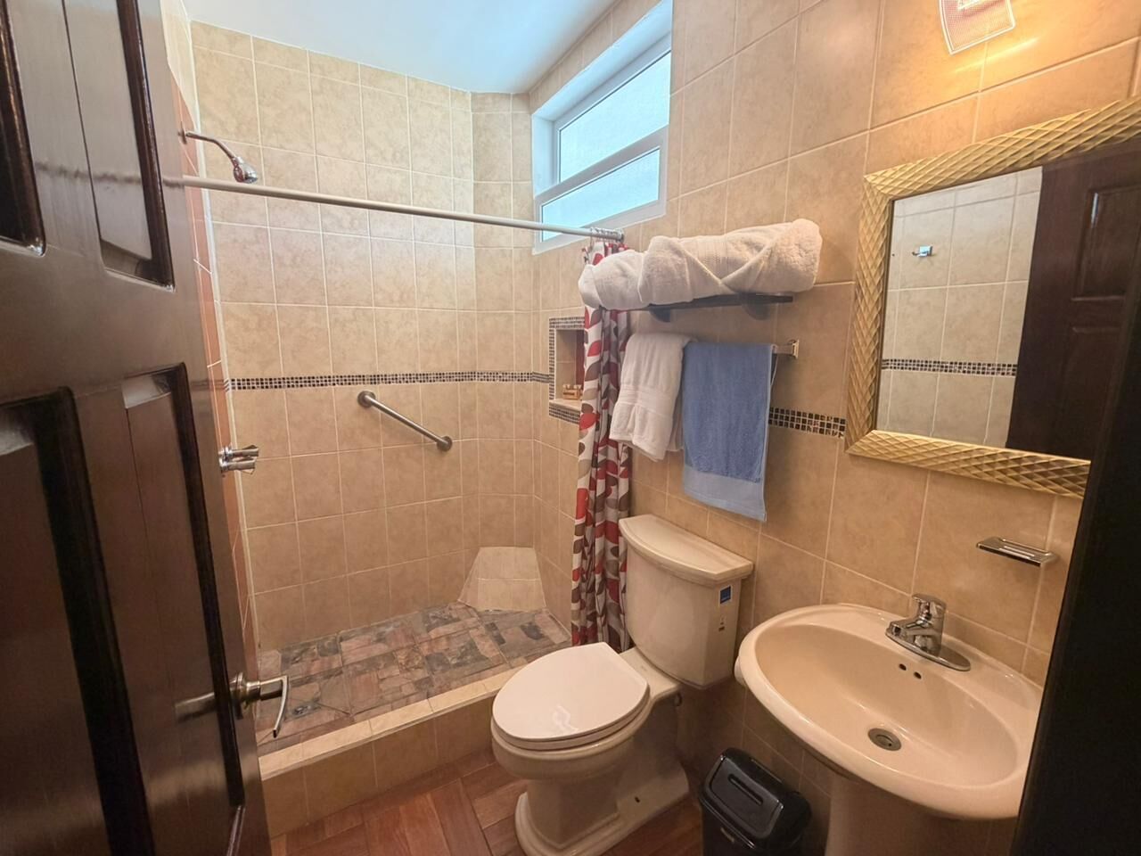 Habitación Deluxe doble, 2 camas de matrimonio, vistas al jardín | Baño