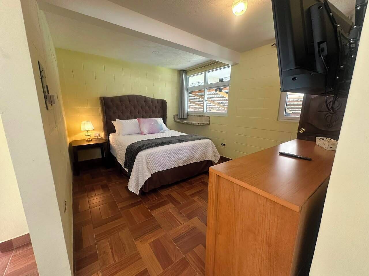 Escritorio, wifi gratis y ropa de cama 