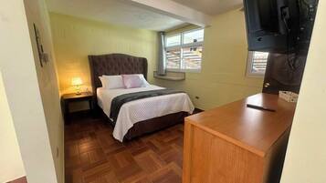 Escritorio, wifi gratis y ropa de cama