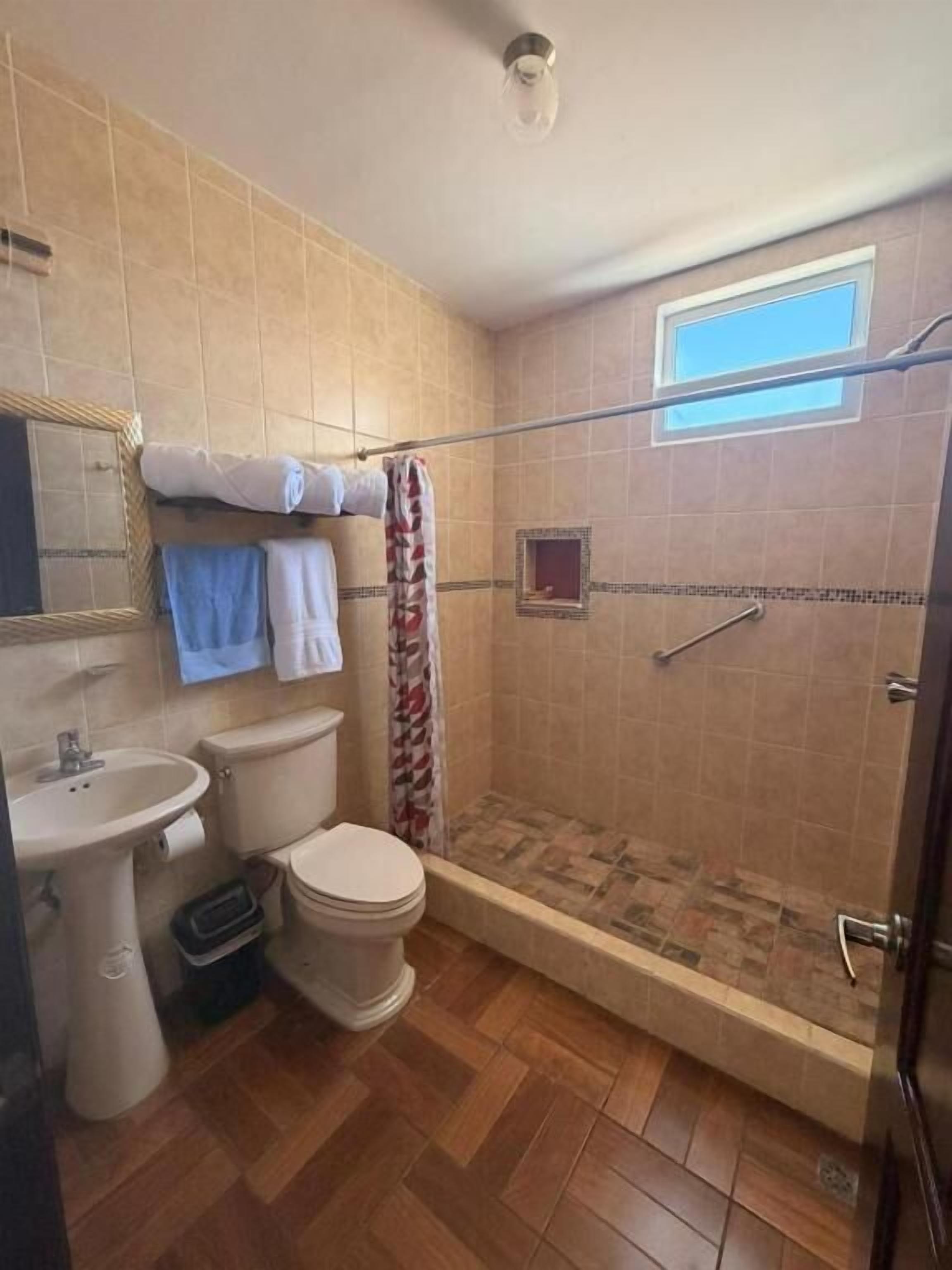 Family Double Room | Bathroom | Soap, shampoo, toilet paper