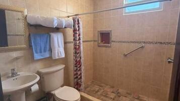 Family Double Room | Bathroom | Soap, shampoo, toilet paper