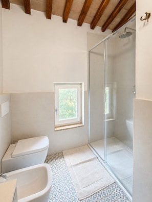 Bathroom - The Cottage at Villa Pera (Siena)