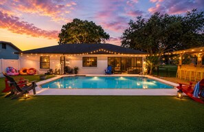 Pool - Family Fun Retreat: Pool, Tiki Bar, Game room,  & 6-Hole Mini Golf (Port Charlotte)