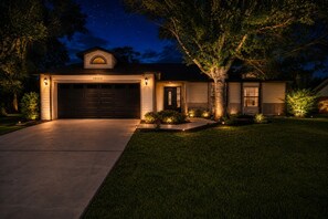 Exterior - Family Fun Retreat: Pool, Tiki Bar, Game room,  & 6-Hole Mini Golf (Port Charlotte)