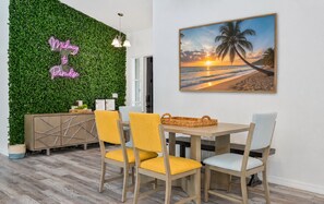 Dining - Family Fun Retreat: Pool, Tiki Bar, Game room,  & 6-Hole Mini Golf (Port Charlotte)