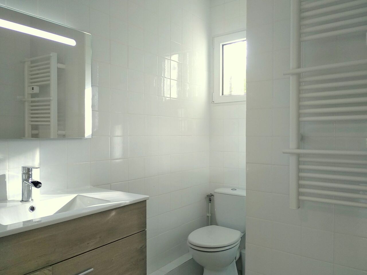 Dusche, Haartrockner, Handtücher, Toilettenpapier