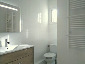 Shower, hair dryer, towels, toilet paper - Vrbo Property (Tarnos)