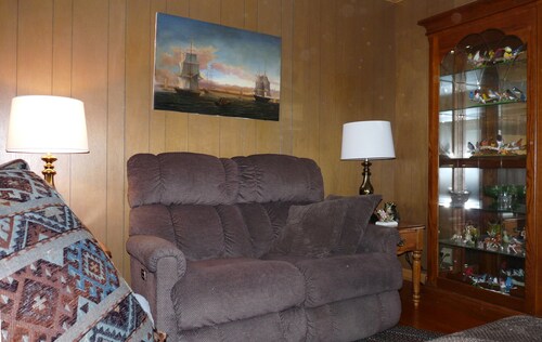 Charming 2-bedroom house with Two Acres of Solitude in Eagle River