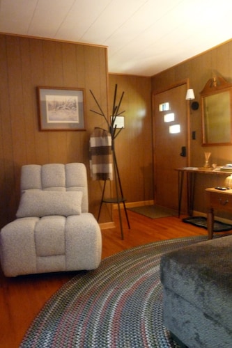 Charming 2-bedroom house with Two Acres of Solitude in Eagle River