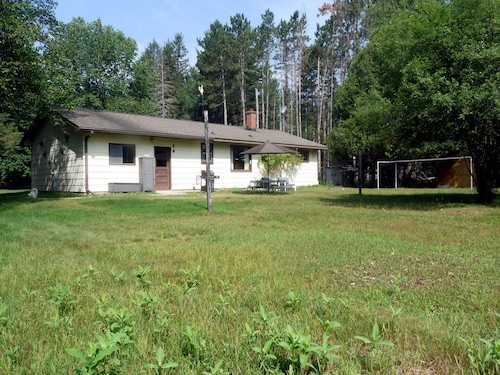 Charming 2-bedroom house with Two Acres of Solitude in Eagle River