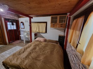 A bedroom with a bed, a desk, and a wardrobe. - Villa Shiva - Extension. Country House with Hot Tub and Grill (Lazio)