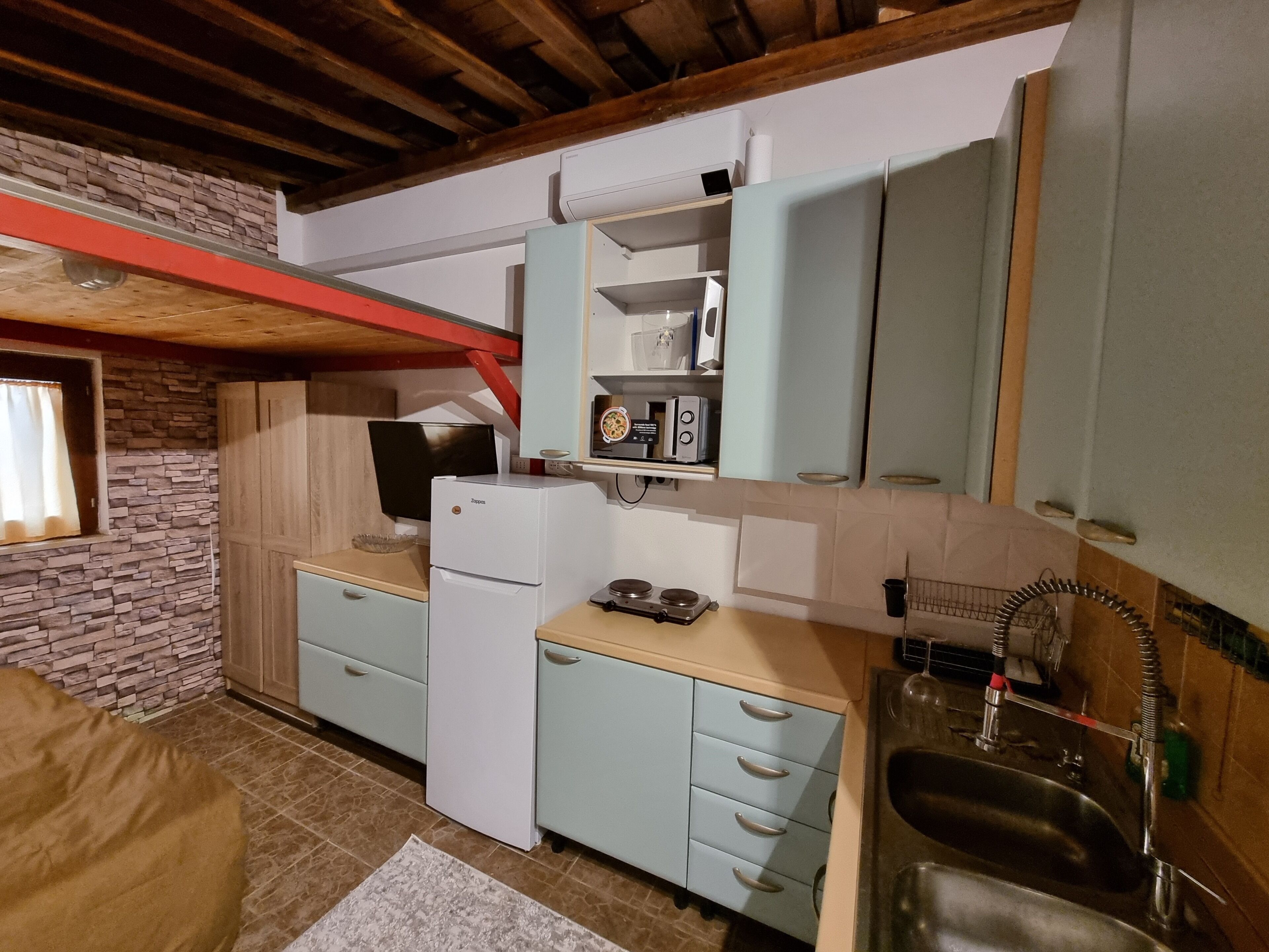 1 habitación, tabla de planchar con plancha, wifi gratis y ropa de cama 