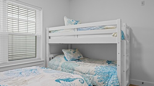 New Build 3 BR 2.5 bath Condo w Pool - Sleeps 12