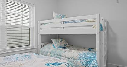 New Build 3 BR 2.5 bath Condo w Pool - Sleeps 12