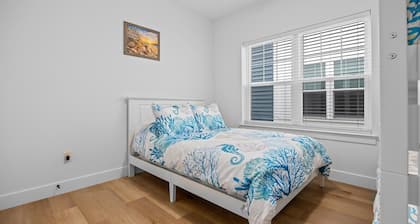 New Build 3 BR 2.5 bath Condo w Pool - Sleeps 12