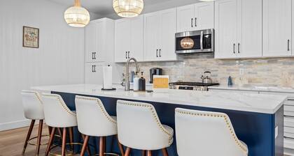New Build 3 BR 2.5 bath Condo w Pool - Sleeps 12