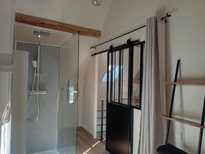 Bathroom - Vrbo Property (Beaumont-le-Roger)