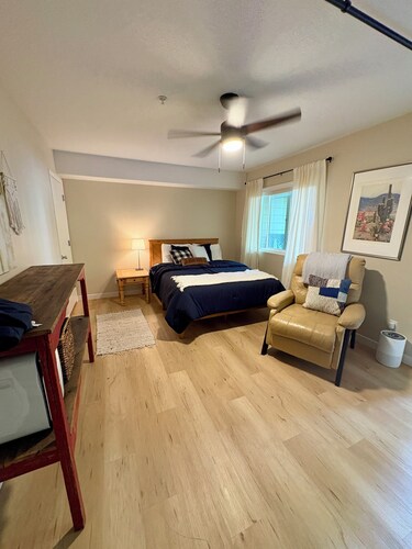 Peaceful 1-bedroom condo with AC in beautiful forested community in Portland