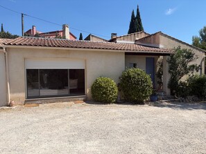 Exterior - House with swimming pool in Villeneuve-lès-Avignon (Villeneuve-lès-Avignon)