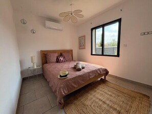 A bedroom with a bed, a bedside table, a lamp, a window, and a ceiling fan. - Olia - Private pool close to the city center (L'Isle-sur-la-Sorgue)