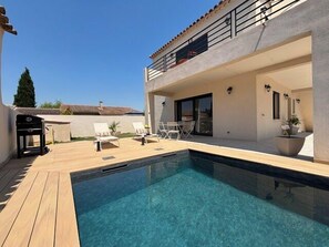 A swimming pool with a wooden deck, lounge chairs, and a barbecue grill. - Olia - Private pool close to the city center (L'Isle-sur-la-Sorgue)