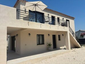 A two-story building with a balcony, a staircase, and a small garden area. - Olia - Private pool close to the city center (L'Isle-sur-la-Sorgue)