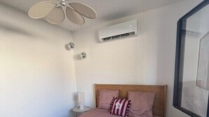 A bedroom with a bed, a ceiling fan, an air conditioning unit, and a window. - Olia - Private pool close to the city center (L'Isle-sur-la-Sorgue)