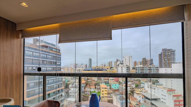 Un interior moderno con amplios ventanales que ofrecen vistas a la ciudad.