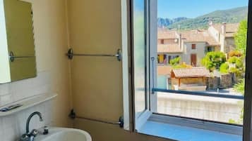 Chambre Familiale, vue montagne | Salle de bain