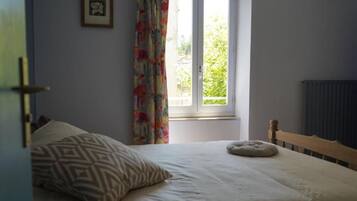 Basic Double or Twin Room | WiFi (free)