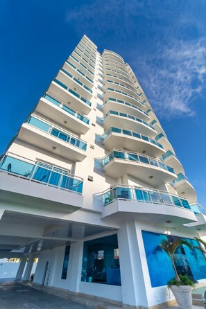 Un hôtel de grande hauteur doté de nombreux balcons et présentant un design architectural moderne.