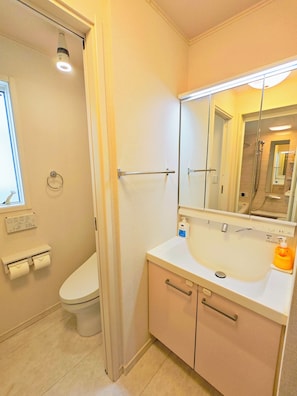 Biệt thự Deluxe, quang cảnh thành phố | Phòng tắm | Bồn tắm và buồng tắm vòi sen riêng, đồ dùng nhà tắm miễn phí 