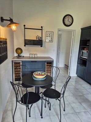 Dining - Les Palmiers de Beauvallon House, rated 5 stars, sleeps 6, with a pool (Grimaud)