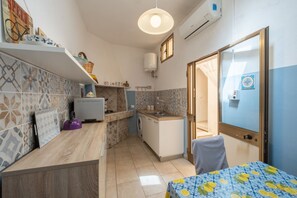 Private kitchen - A Cà du Peppino | Your Retreat in the Heart of CalasettaDiscover the authentic charm of Sardinia by staying at A Cà du Peppino, a welcoming apartment located in the center of Calasetta, just 200 meters from the tourist harbor, the town’s best restaur (Calasetta)
