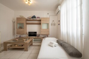 Room - A Cà du Peppino | Your Retreat in the Heart of CalasettaDiscover the authentic charm of Sardinia by staying at A Cà du Peppino, a welcoming apartment located in the center of Calasetta, just 200 meters from the tourist harbor, the town’s best restaur (Calasetta)