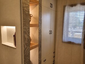 A room with a wardrobe, a shelf with a towel, and a window with blinds. - Country villa with a private pool, grove, and large garden, 1 km from the sea (Corsano)