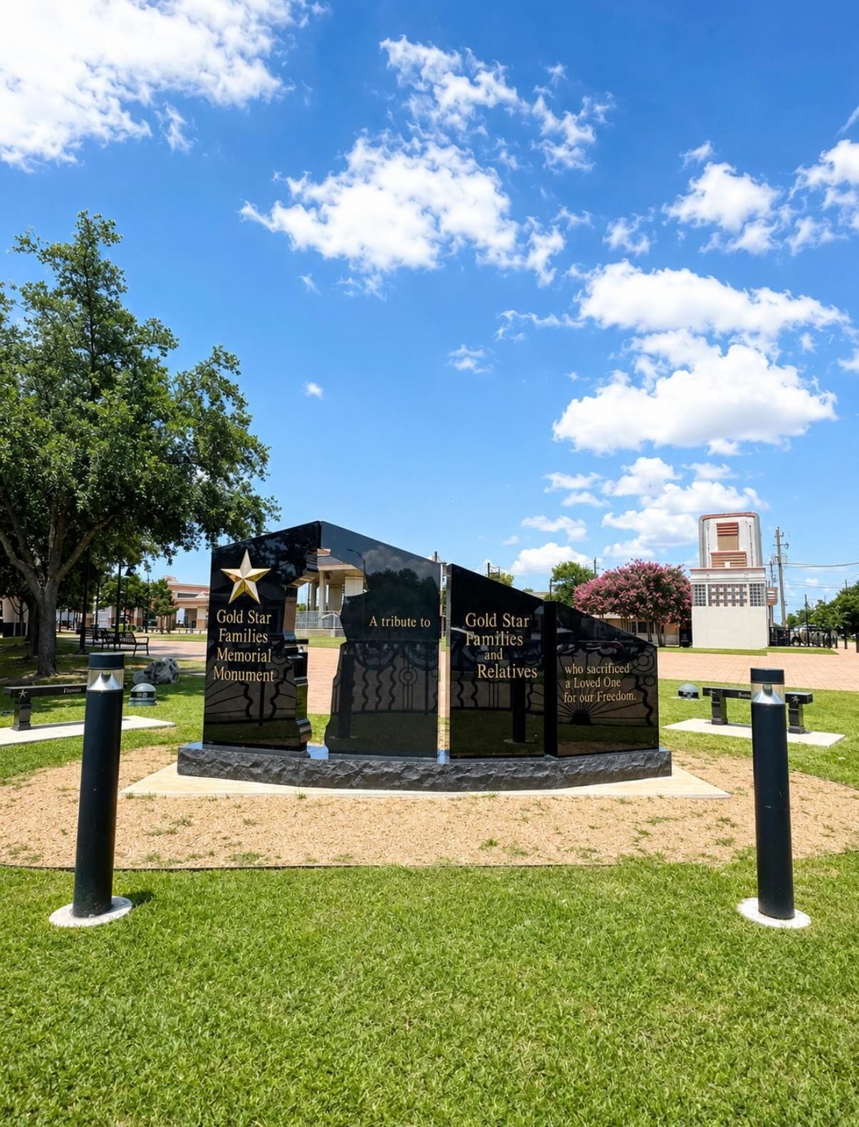 Un monumento conmemorativo con inscripciones que honran a las familias rendidas y a sus familiares.