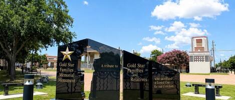 Un monumento conmemorativo con inscripciones que honran a las familias rendidas y a sus familiares.